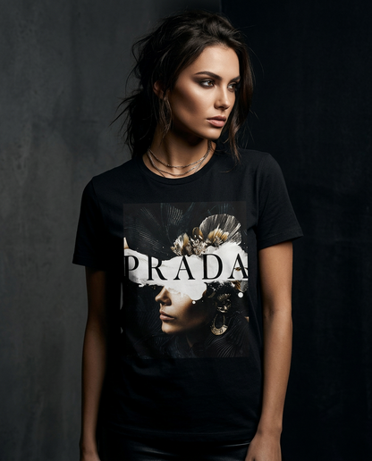 Modelo vestindo T-shirt Shadow Muse da Camalestore, com silhueta forte e iluminação cinematográfica em composição assimétrica.