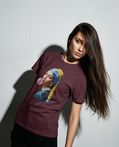 Modelo com cabelo longo usando camiseta Pearl Bubble da Camalestore, posando com silhueta forte e iluminação cinematográfica.
