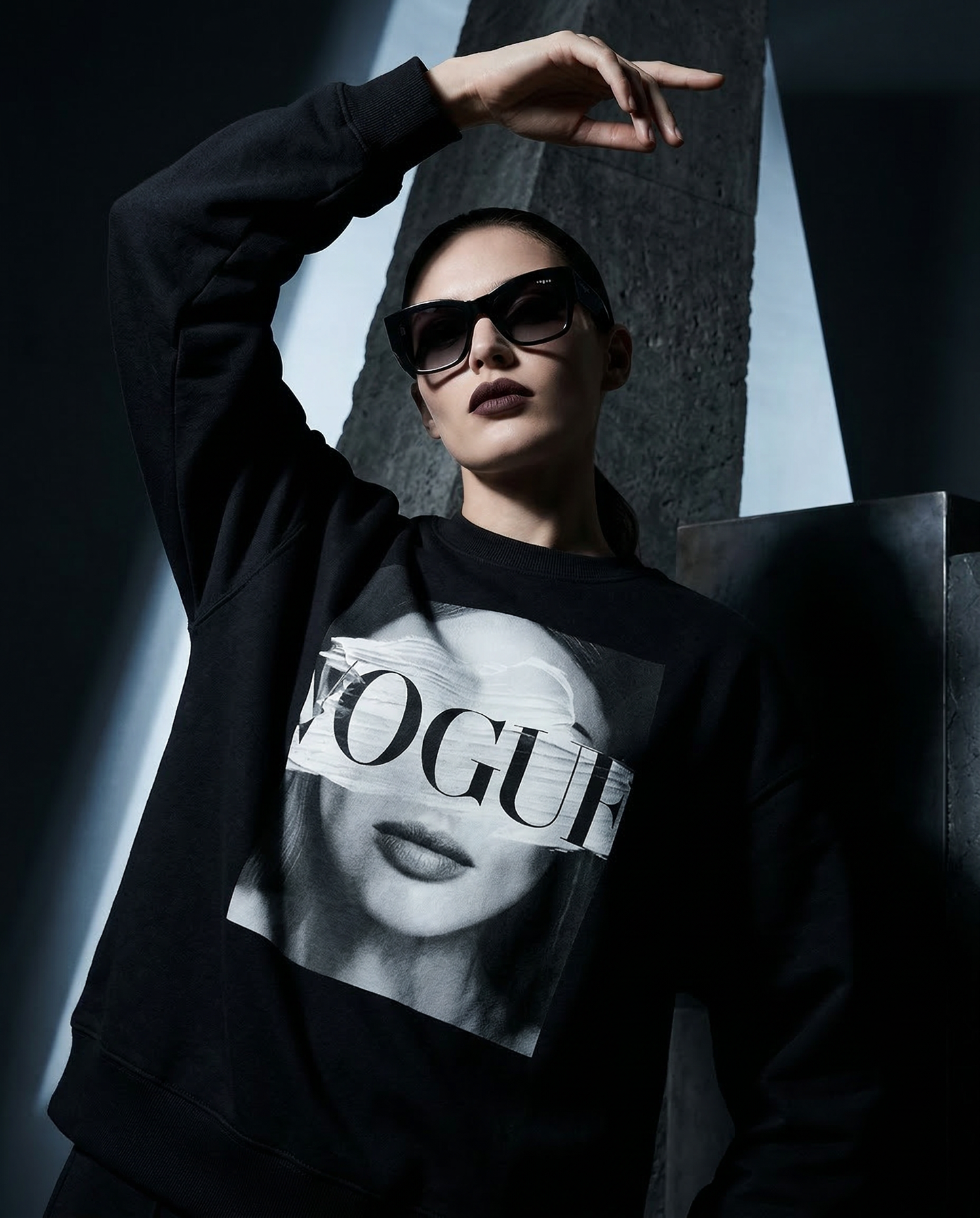 Sweatshirt preto e branco B&W ART V da Camalestore, com design artístico, em tecido confortável e casual.