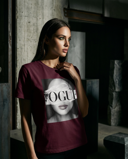 T-shirt V Eyes da Camalestore em modelo feminino com olhos verdes, pose para ensaio com iluminação cinematográfica e silhueta marcante.