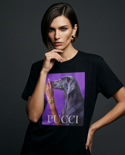Camalestore T-shirt Pucci Violet para mulher, modelo usando camiseta roxa com silhueta forte e iluminação cinematográfica.