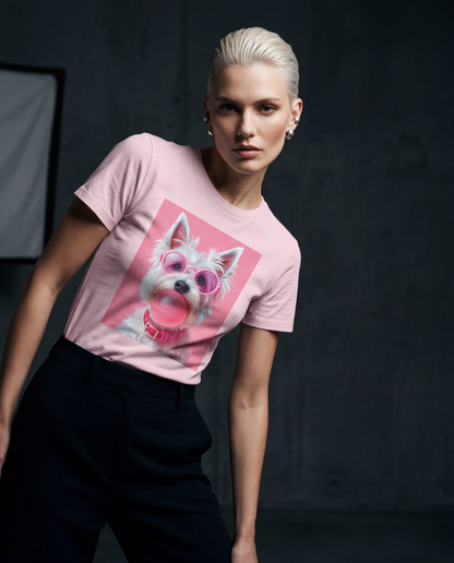 Camalestore T-shirt Bubble Terrier, modelo posando com silhueta forte e iluminação cinematográfica, composição assimétrica.
