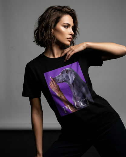 T-shirt Camalestore Pucci Violet, modelo feminino usando camiseta com silhueta forte e iluminação cinematográfica.