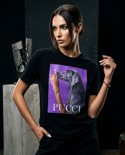 Camalestore T-shirt Pucci Violet para mulher, modelo posando com silhueta forte e iluminação cinematográfica.