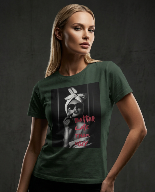 Camiseta Ugly Chic Statement da Camalestore, modelo de silhueta forte com iluminação cinematográfica e composição assimétrica.