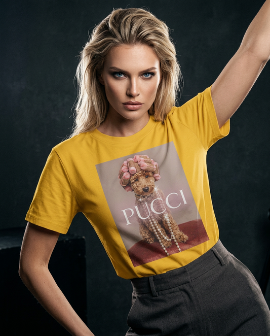 Camiseta Poo Glam da Camalestore, modelo posando com silhueta forte, iluminação cinematográfica e composição assimétrica.