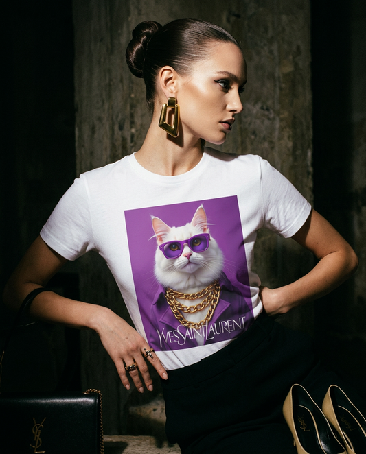 T-shirt glamoroso com estampa de gato, modelo feminino, usado pela modelo na campanha de moda de luxo.
