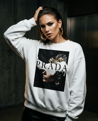 Sweatshirt P Abstract da Camalestore, modelo feminino com design moderno, em cor cinza, usado numa campanha de moda de luxo.