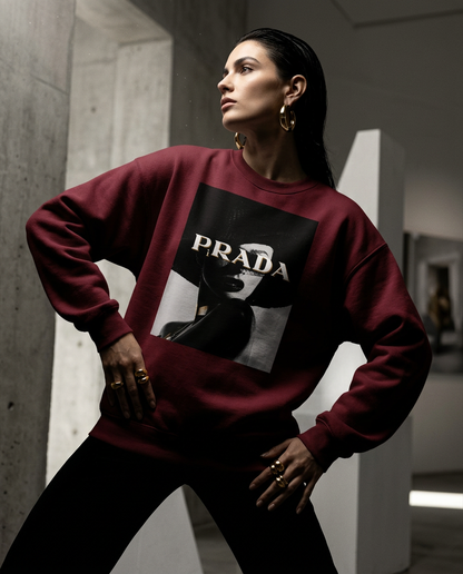Sweatshirt P Dramatic da Camalestore, vestuário de estilo casual com design moderno, usado por uma mulher em uma campanha de moda de luxo.
