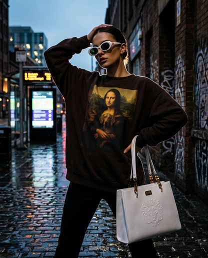 Sweatshirt Wei Mona da Camalestore, modelo feminino com estilo urbano, veste-se com uma sweatshirt de cor neutra, em cenário de moda urbana
