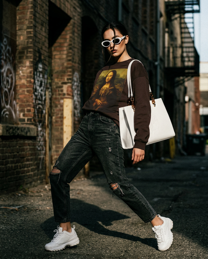 Sweatshirt Wei Mona da Camalestore, modelo feminino com estilo urbano e moderno, vestida casualmente na rua.