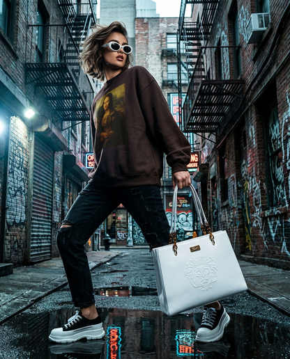 Sweatshirt Wei Mona da Camalestore, modelo urbano com design moderno, vestida por uma modelo feminina numa foto de estilo street fashion.