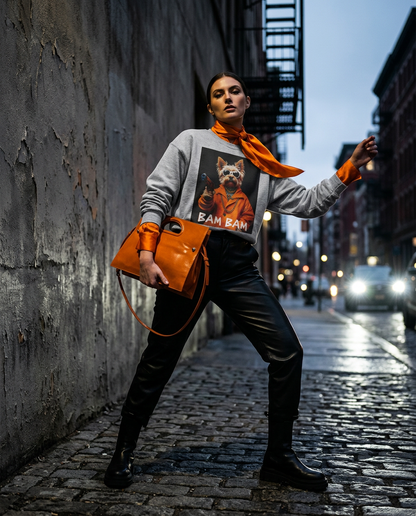 Sweatshirt Camalestore Bam Bam, estilo urbano e casual, com modelo feminina a usar a sweatshirt em ambiente de rua moderno.