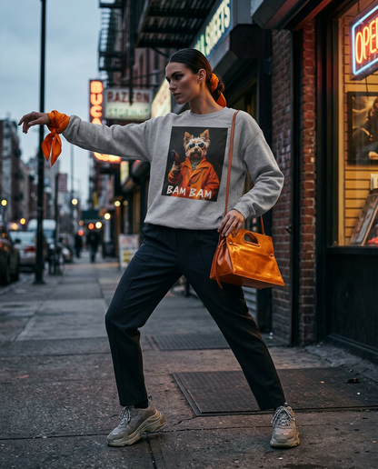 Sweatshirt Bam Bam da Camalestore, modelo feminino com estilo urbano e moderno, com detalhes de moda streetwear.