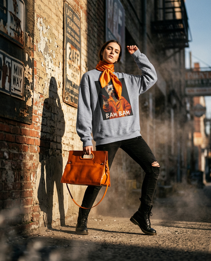 Sweatshirt Bam Bam da Camalestore, modelo feminino de estilo urbano e moderno, com detalhes de moda streetwear.