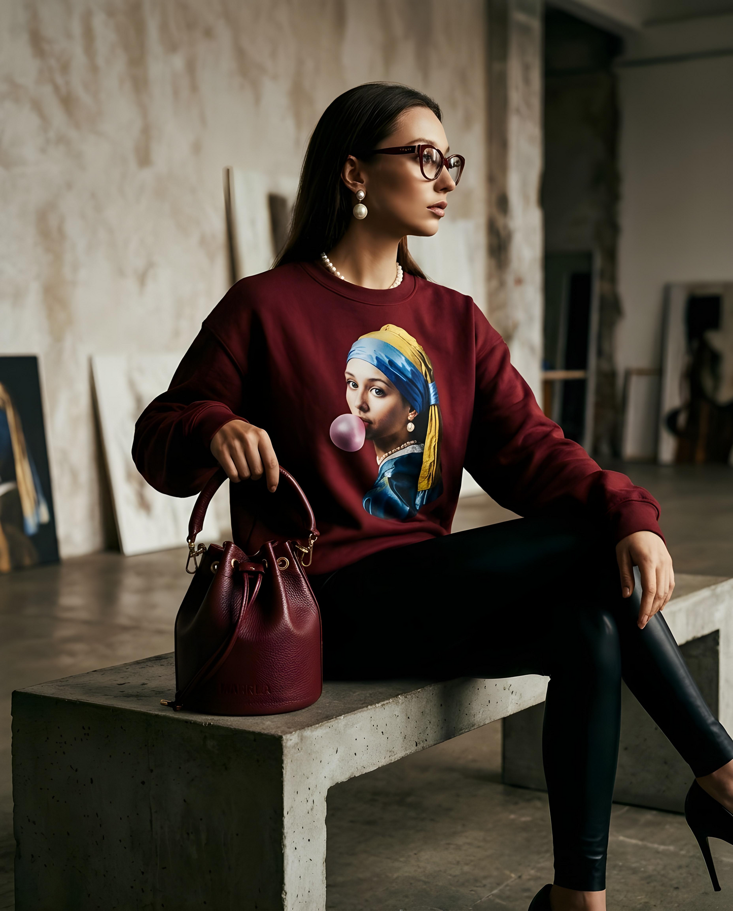 Sweatshirt Pearl Bubblegum da Camalestore, modelo feminino usa sweatshirt de cor rosa claro, estilo casual e confortável.