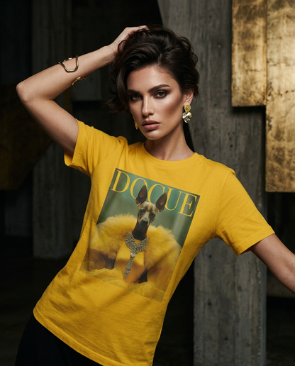 Camiseta Dogue Majestic da Camalestore, modelo com silhueta forte, iluminação cinematográfica, pose de modelo sedutor.