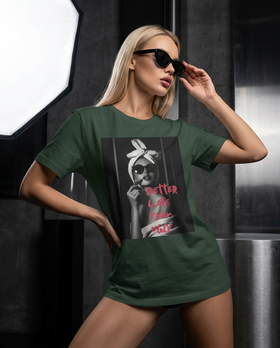 Camiseta Ugly Chic Statement da Camalestore com design assimétrico, iluminação cinematográfica e composição visual moderna.