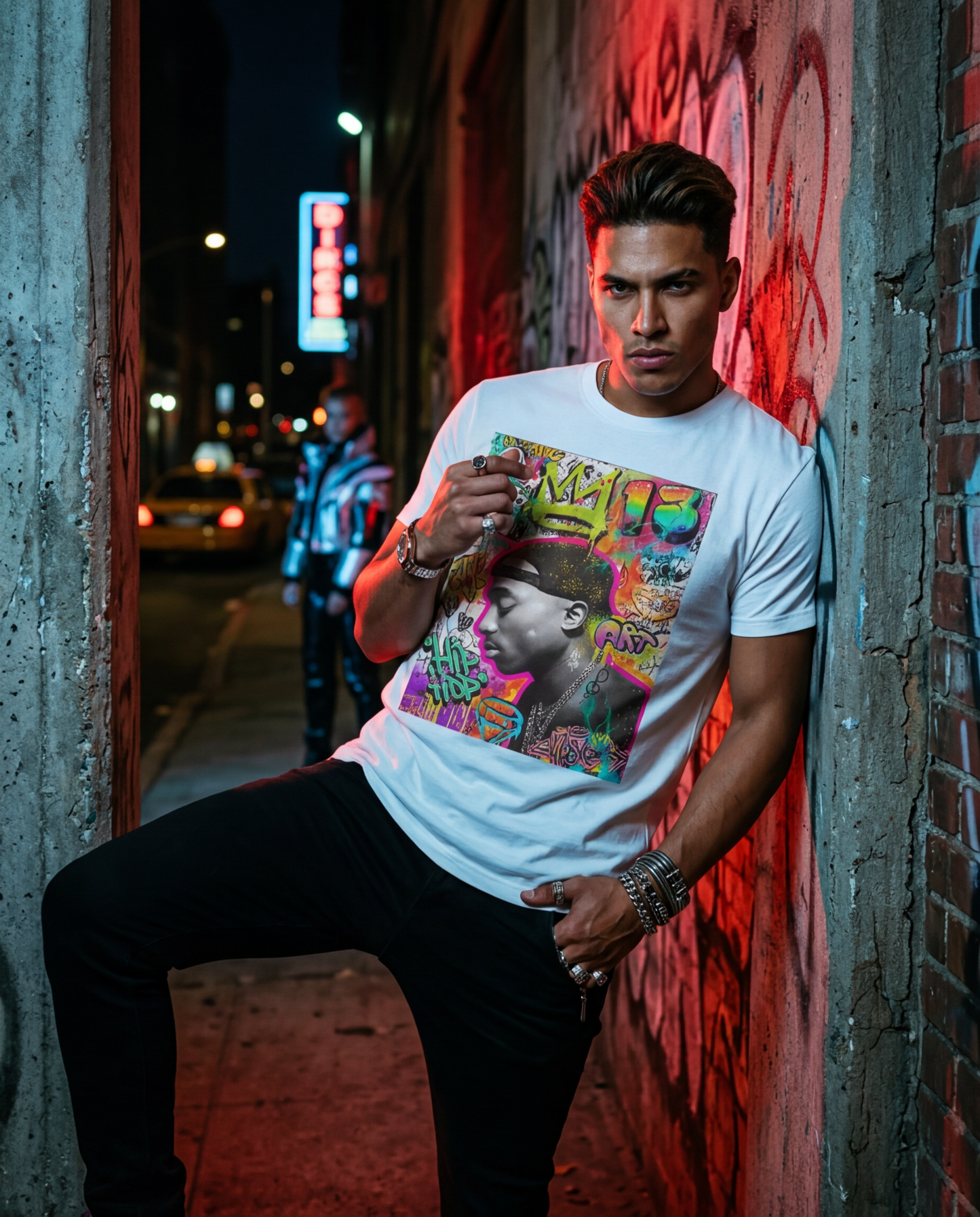 Camiseta Graffiti Crown da Camalestore com silhueta forte, iluminação cinematográfica e composição assimétrica, modelo posando.