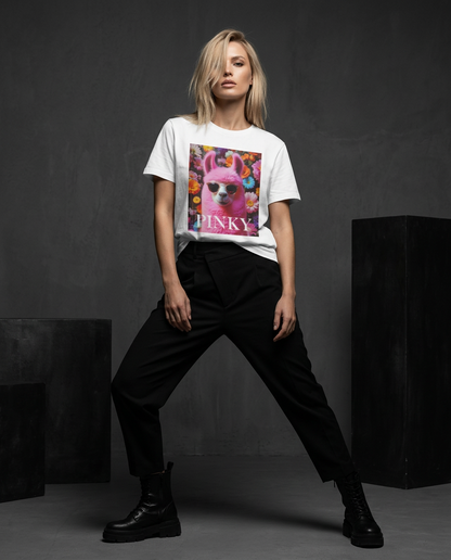 Camalestore T-shirt Pink Llama Studio, modelo posando, iluminação cinematográfica e composição assimétrica.