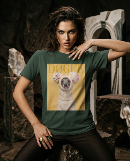T-shirt Camalestore Dogue Balaclava com estampa de cachorro, modelo feminino com olhos verdes e iluminação cinematográfica
