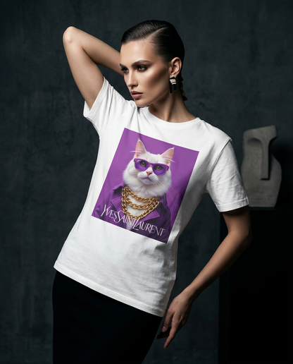 Camalestore T-shirt Feline Drip, modelo usando a camiseta com estampa única, iluminação cinematográfica e composição assimétrica.