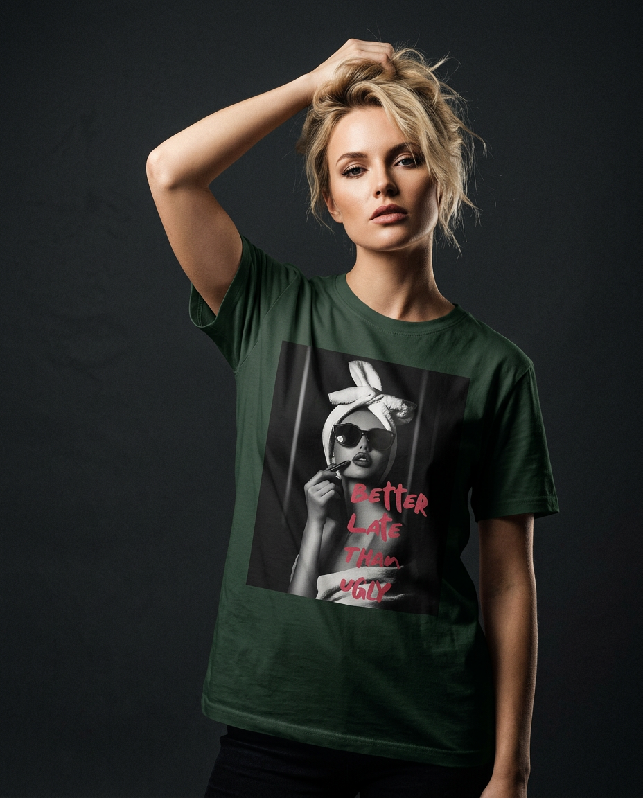 Camiseta Ugly Chic Statement da Camalestore, modelo posando com silhueta forte e iluminação cinematográfica.
