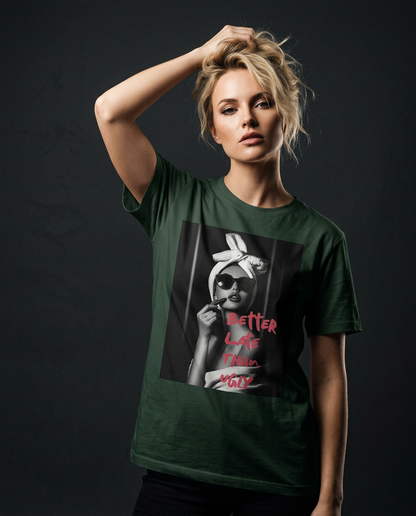 Camiseta Ugly Chic Statement da Camalestore, modelo posando com silhueta forte e iluminação cinematográfica.