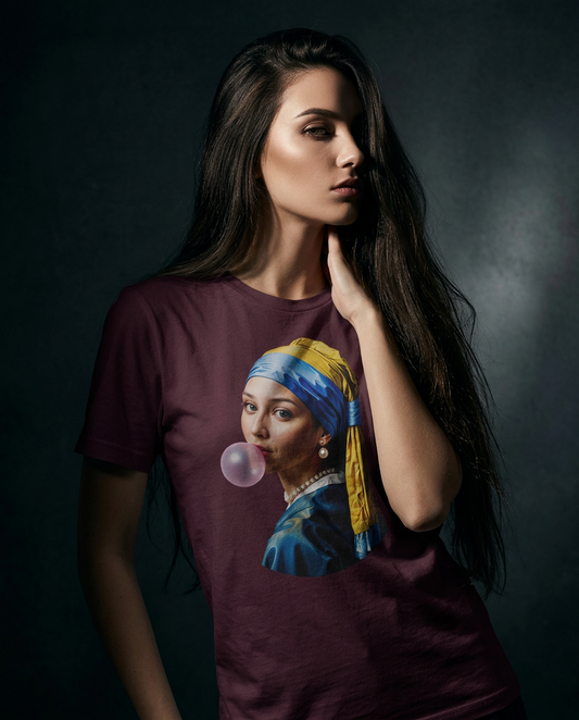 Camalestore T-shirt Pearl Bubble para mulher, modelo com cabelo castanho longo, posando sob luz cinematográfica com silhueta forte.