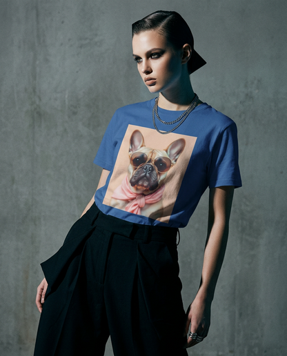 T-shirt Royal Muse da Camalestore, modelo posando com silhueta forte e iluminação cinematográfica, composição assimétrica.