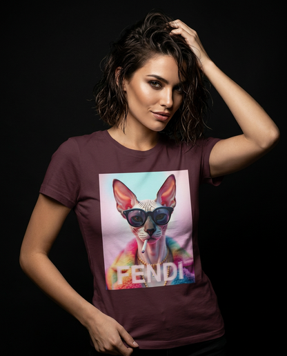 Camiseta Sphynx Prism da Camalestore em estilo minimalista, modelo feminino com silhueta forte e iluminação cinematográfica