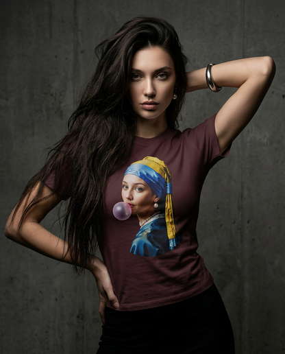 Camalestore T-shirt Pearl Bubble em modelo com cabelo longo, pose natural e iluminação cinematográfica, destaque para estilo assimétrico.