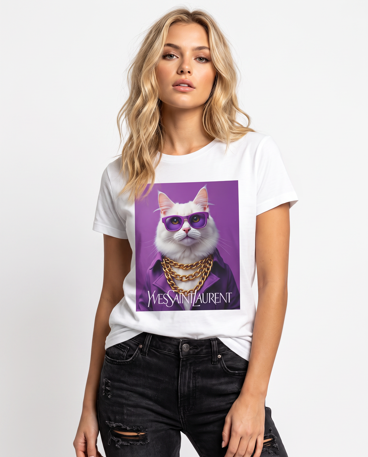 Camiseta Glamour Cat da Camalestore, t-shirt preta com estampa de gato elegante, modelo em fundo branco.