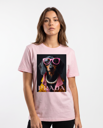 Camiseta Pearl Dachshund da Camalestore, t-shirt de algodão com estampa de dachshund pérola, em fundo branco.