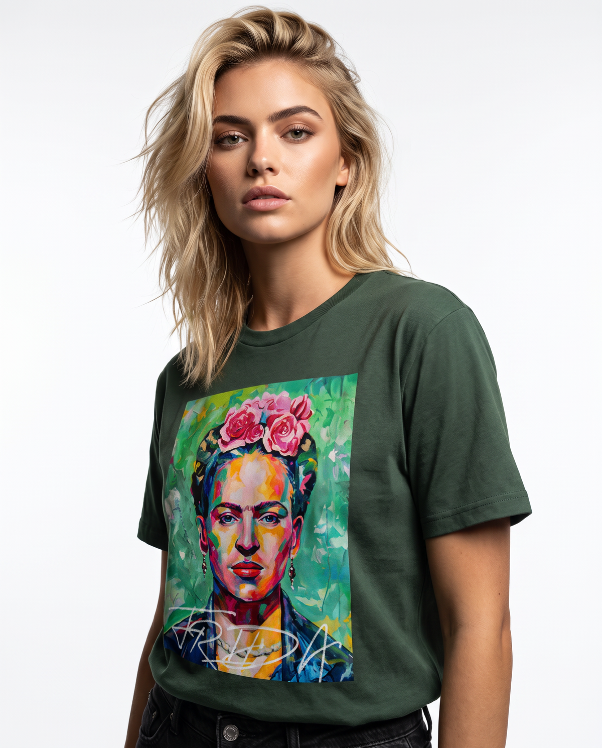 Camiseta Kahlo Chromatic da Camalestore, detalhe da estampa colorida e estilo casual, vista frontal em fundo neutro.