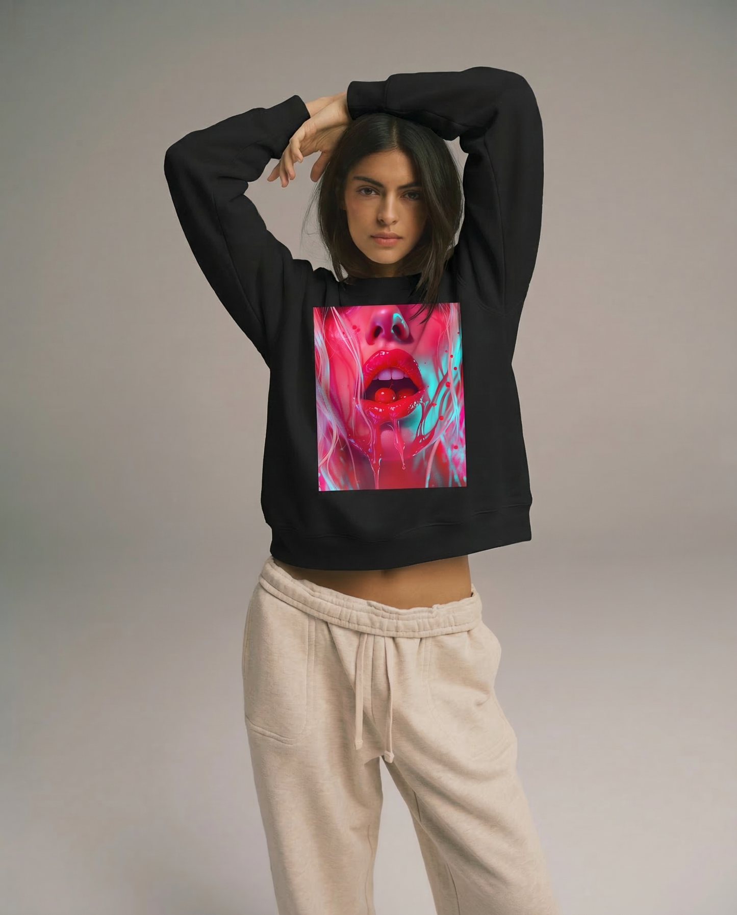 Sweatshirt Cherry Gloss da Camalestore, modelo feminino, com estampa de cereja, tecido confortável, usado por uma modelo.