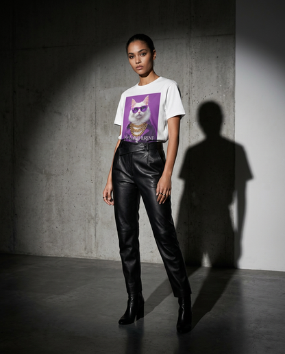 Camalestore T-shirt Feline Drip, modelo posando com silhueta forte e iluminação cinematográfica, composição assimétrica.