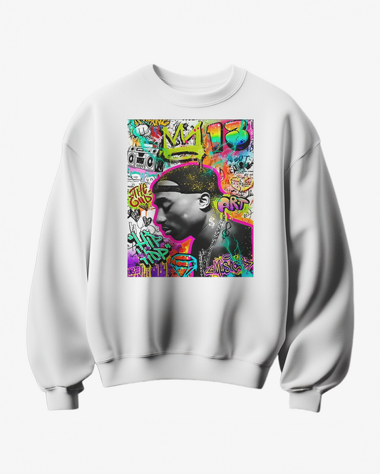 Sweatshirt Camalestore com padrão de graffiti e coroa, design moderno, tecido confortável, usado por cima de roupa casual.