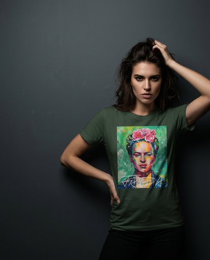 Camiseta Kahlo Chromatic da Camalestore, modelo feminina usando camiseta com estampa colorida, iluminação cinematográfica e composição assimétrica.