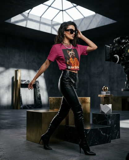 Camiseta Bam Bam Gangster da Camalestore, modelo moreno posando com iluminação cinematográfica e composição assimétrica.
