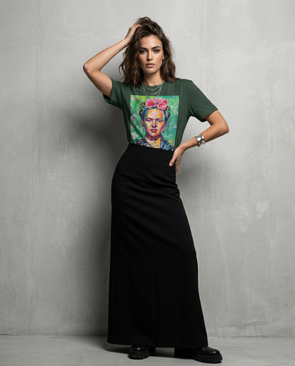 Camiseta Kahlo Chromatic da Camalestore, modelo feminina morena posa com silhueta forte e iluminação cinematográfica.