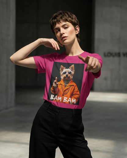 Camiseta Bam Bam Gangster da Camalestore, modelo com cabelo castanho, vestindo camiseta estilo casual, posando de forma natural.