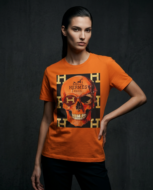 Camiseta Camalestore Iconic Skull, modelo feminino usando camiseta estilizada com estampa de caveira, iluminação cinematográfica.