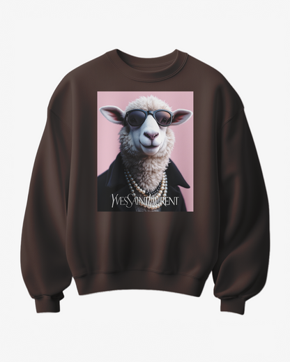 Sweatshirt Saint Sheep da Camalestore com estampa de ovelha, confortável e casual, em tecido macio e com detalhes de design.