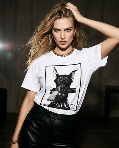 Camiseta Dog Amunition da Camalestore, modelo com cabelo loiro e olhos azuis, posando com silhueta forte e iluminação cinematográfica